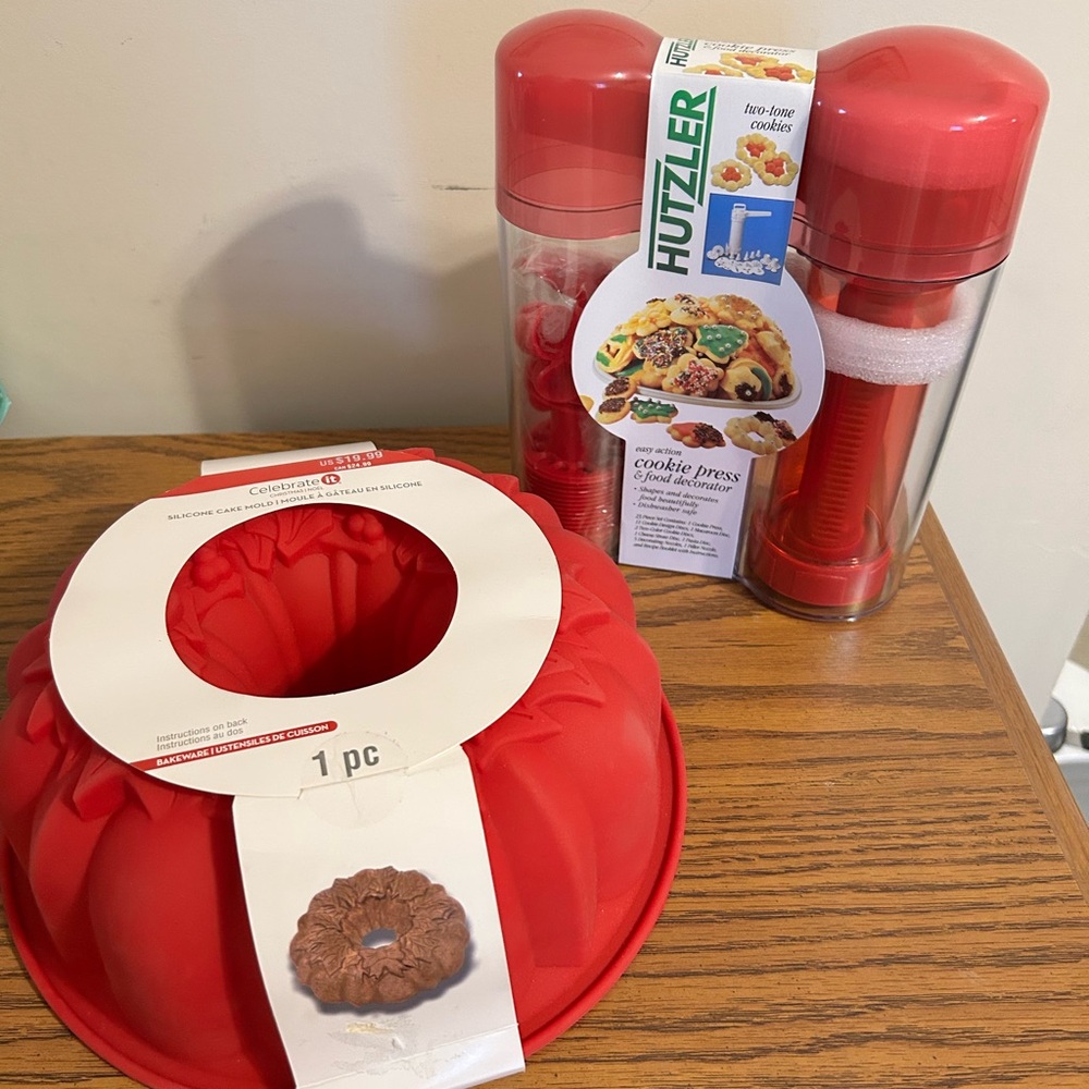 New With Tags Red Silicone Christmas Noel Bundt Pan And Hutzler Cookie Press Set